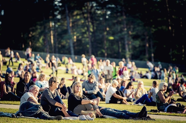 Mežaparka Lielajā estrādē 15 000 kvadrātmetros, kurus sedz zaļa zālīte, bija unikāla iespēja pirmo reizi atpūsties Latvijā lielākajā piknikā un vienla 262302