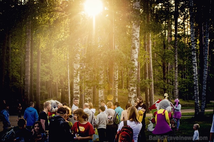Mežaparka Lielajā estrādē 15 000 kvadrātmetros, kurus sedz zaļa zālīte, bija unikāla iespēja pirmo reizi atpūsties Latvijā lielākajā piknikā un vienla 262306