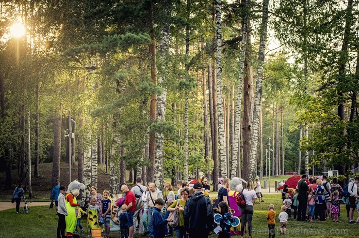 Mežaparka Lielajā estrādē 15 000 kvadrātmetros, kurus sedz zaļa zālīte, bija unikāla iespēja pirmo reizi atpūsties Latvijā lielākajā piknikā un vienla 262307