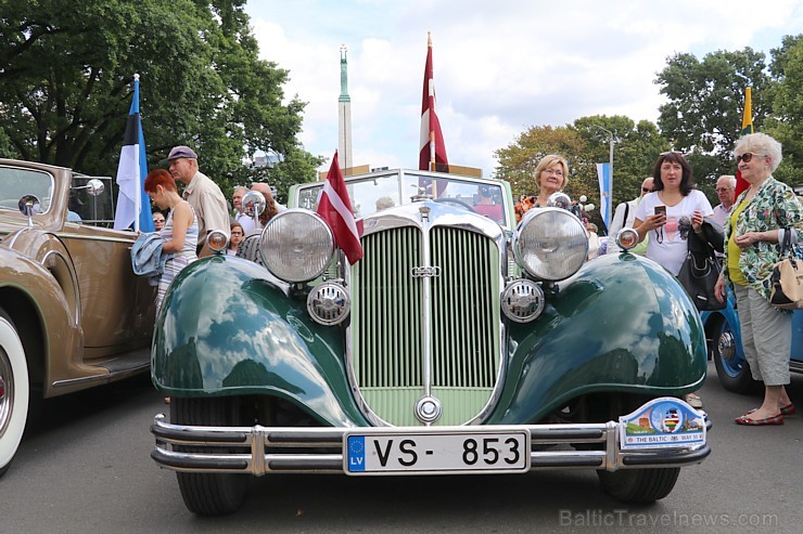 Par godu Baltijas ceļa 30. gadadienai Rīgā piestāj vēsturiski spēkrati 