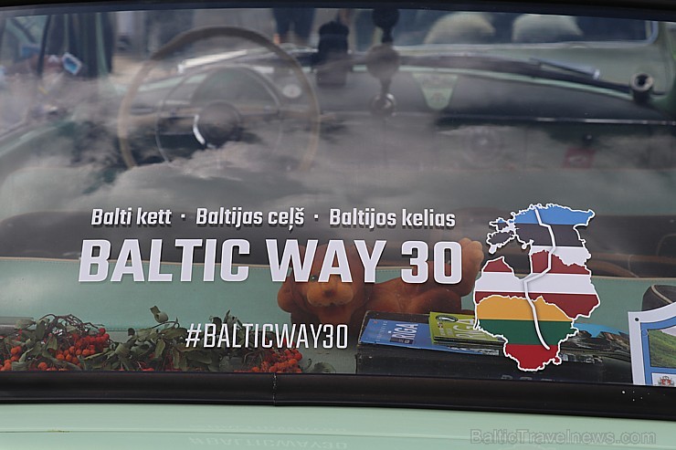 Par godu Baltijas ceļa 30. gadadienai Rīgā piestāj vēsturiski spēkrati 262445