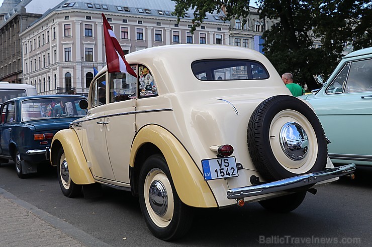 Par godu Baltijas ceļa 30. gadadienai Rīgā piestāj vēsturiski spēkrati 262462