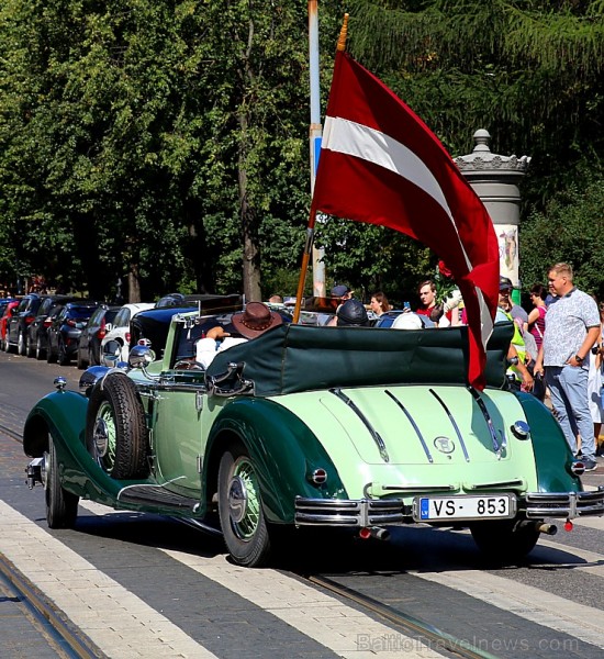 Par godu Baltijas ceļa 30. gadadienai Rīgā piestāj vēsturiski spēkrati 262466