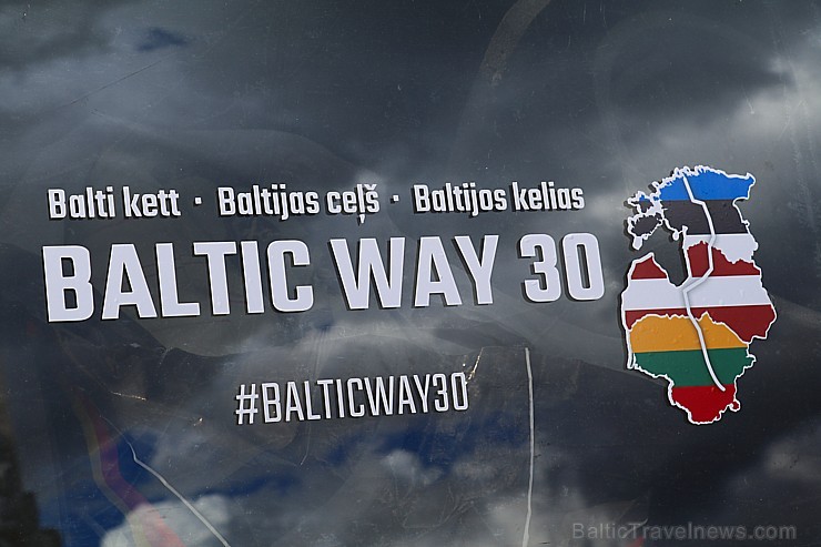 Par godu Baltijas ceļa 30. gadadienai Rīgā piestāj vēsturiski spēkrati 