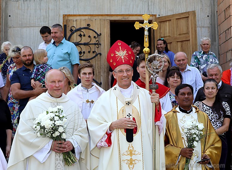 Ikšķiles Svētā Meinarda Romas katoļu draudzes dievnams organizē svinīgu Iestiprināšanas sakramenta ceremoniju