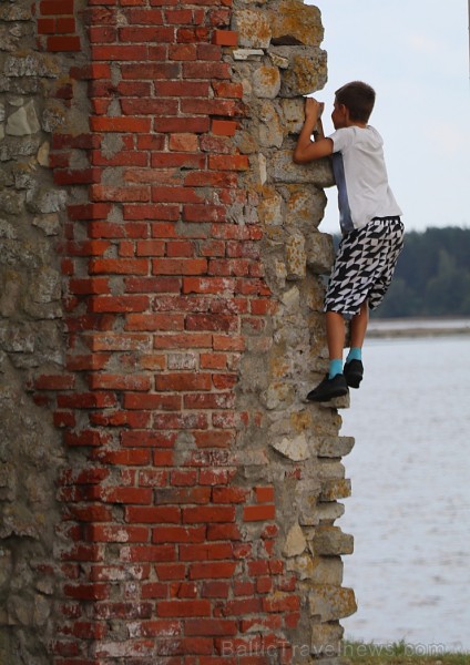 Līdz septembra vidum ar sausām kājām var aizkļūt uz Meinarda salu un senāko mūra ēku Latvijā