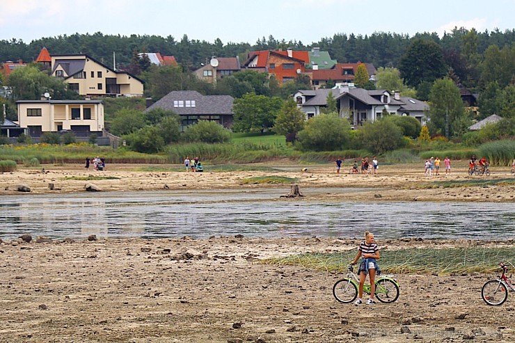 Līdz septembra vidum ar sausām kājām var aizkļūt uz Meinarda salu un senāko mūra ēku Latvijā