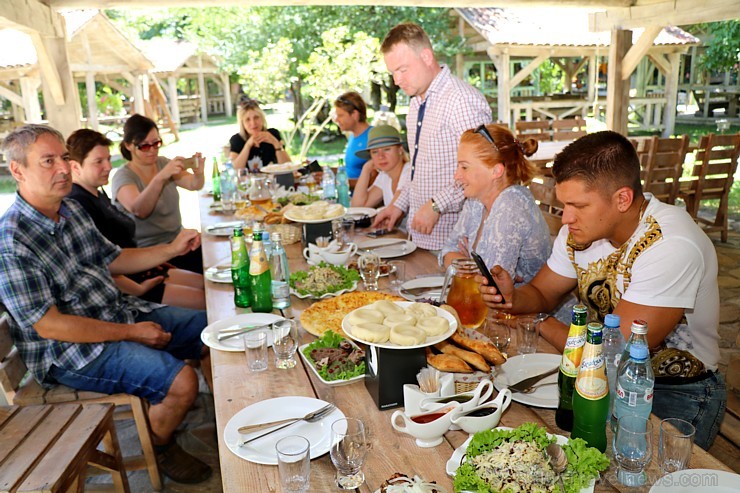 Travelnews.lv izbauda garšīgas un bagātīgas pusdienas restorānā «Chveni Ezo», kas atrodas uz ziemeļiem no Tbilisi