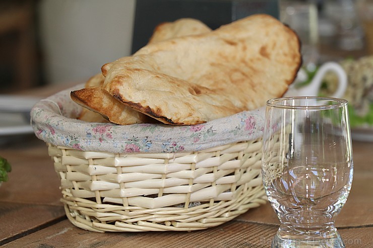 Travelnews.lv izbauda garšīgas un bagātīgas pusdienas restorānā «Chveni Ezo», kas atrodas uz ziemeļiem no Tbilisi