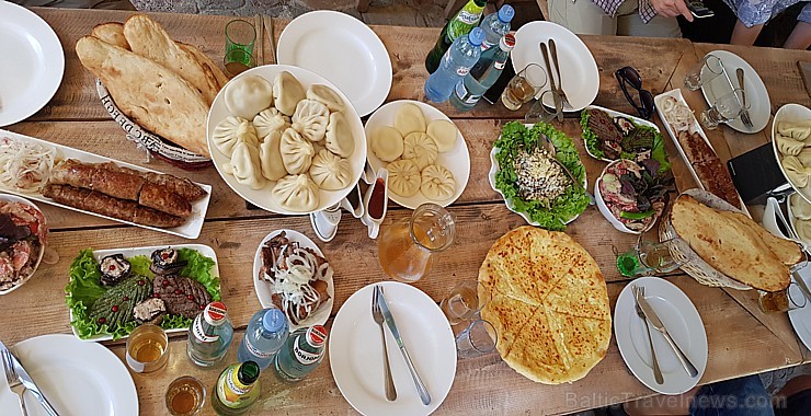 Travelnews.lv izbauda garšīgas un bagātīgas pusdienas restorānā «Chveni Ezo», kas atrodas uz ziemeļiem no Tbilisi 262579