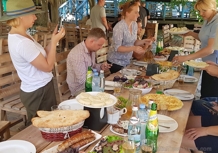Travelnews.lv izbauda garšīgas un bagātīgas pusdienas restorānā «Chveni Ezo», kas atrodas uz ziemeļiem no Tbilisi 262580