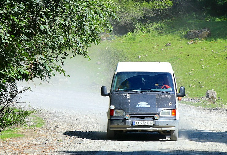Travelnews.lv ar 4x4 mikroautobusu sasniedz Kaukāza Datvijvari pāreju 2689 metru augstumā. Atbalsta: Georgia.Travel