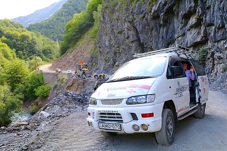 Travelnews.lv ar 4x4 mikroautobusu sasniedz Kaukāza Datvijvari pāreju 2689 metru augstumā. Atbalsta: Georgia.Travel 262662