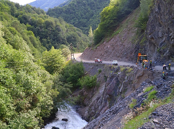 Travelnews.lv ar 4x4 mikroautobusu sasniedz Kaukāza Datvijvari pāreju 2689 metru augstumā. Atbalsta: Georgia.Travel 262665