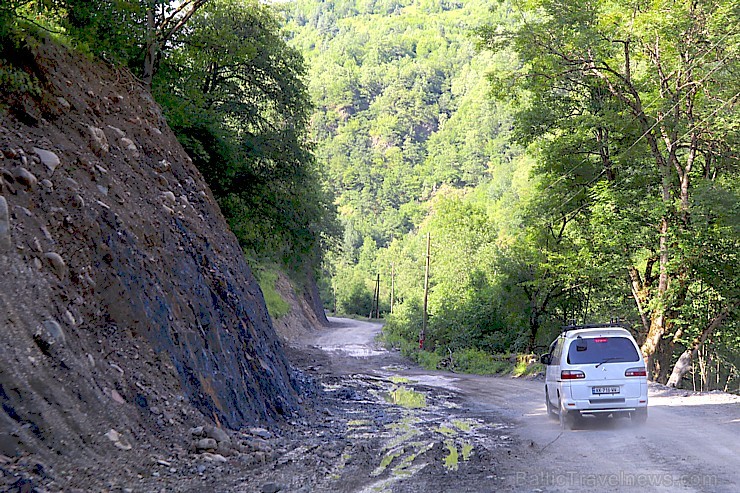 Travelnews.lv ar 4x4 mikroautobusu sasniedz Kaukāza Datvijvari pāreju 2689 metru augstumā. Atbalsta: Georgia.Travel 262666