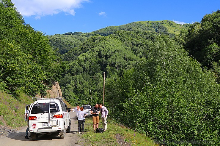 Travelnews.lv ar 4x4 mikroautobusu sasniedz Kaukāza Datvijvari pāreju 2689 metru augstumā. Atbalsta: Georgia.Travel 262688