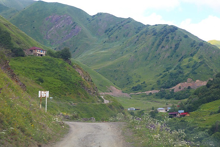 Travelnews.lv ar 4x4 mikroautobusu sasniedz Kaukāza Datvijvari pāreju 2689 metru augstumā. Atbalsta: Georgia.Travel 262699