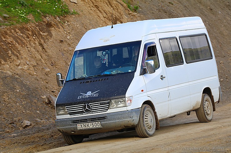Travelnews.lv ar 4x4 mikroautobusu sasniedz Kaukāza Datvijvari pāreju 2689 metru augstumā. Atbalsta: Georgia.Travel 262711