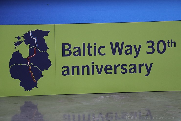 «airBaltic» godina ar 3 īpašām lidmašīnām Baltijas ceļa 30. gadadienu 262766