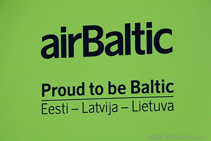 «airBaltic» godina ar 3 īpašām lidmašīnām Baltijas ceļa 30. gadadienu