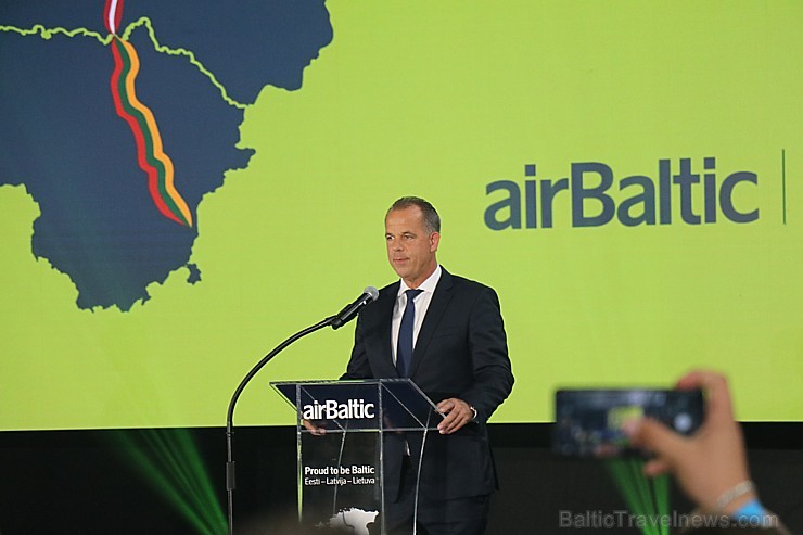 «airBaltic» godina ar 3 īpašām lidmašīnām Baltijas ceļa 30. gadadienu 262779