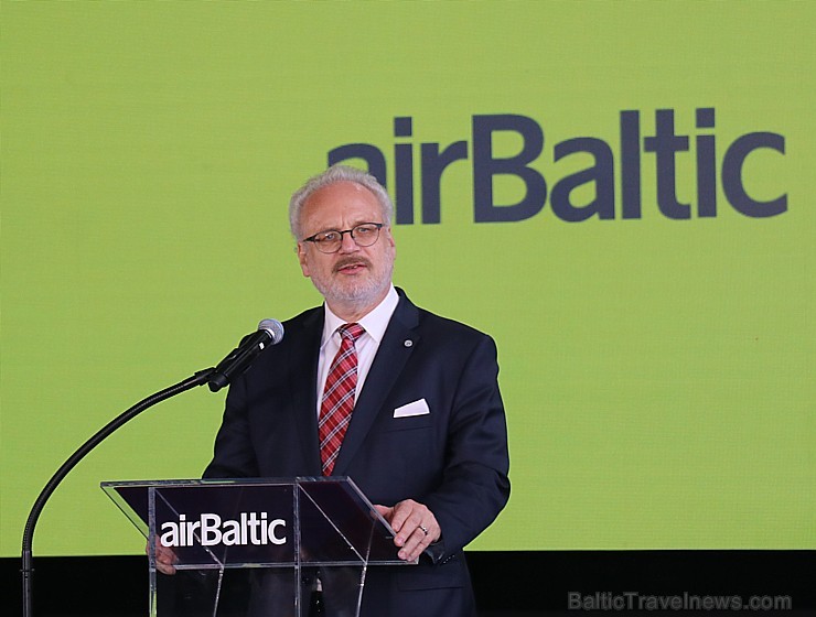 «airBaltic» godina ar 3 īpašām lidmašīnām Baltijas ceļa 30. gadadienu 262781