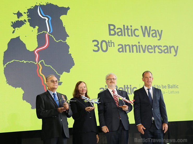 «airBaltic» godina ar 3 īpašām lidmašīnām Baltijas ceļa 30. gadadienu 262783