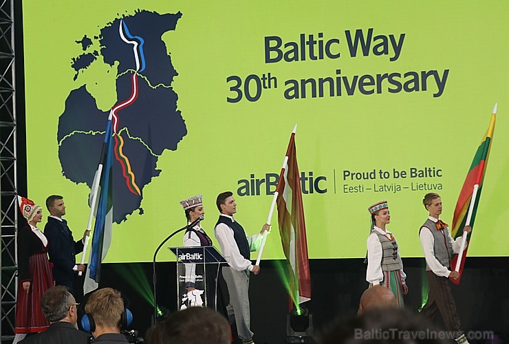 «airBaltic» godina ar 3 īpašām lidmašīnām Baltijas ceļa 30. gadadienu 262788