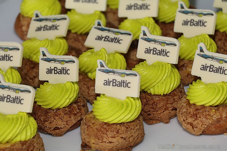 «airBaltic» godina ar 3 īpašām lidmašīnām Baltijas ceļa 30. gadadienu