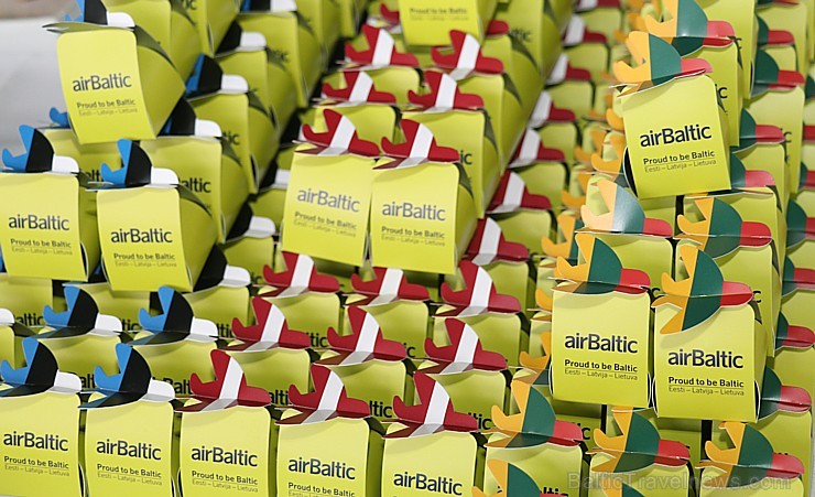«airBaltic» godina ar 3 īpašām lidmašīnām Baltijas ceļa 30. gadadienu 262793