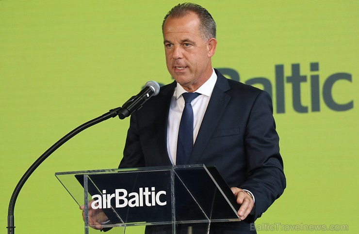 «airBaltic» godina ar 3 īpašām lidmašīnām Baltijas ceļa 30. gadadienu