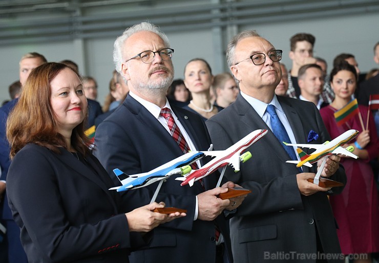«airBaltic» godina ar 3 īpašām lidmašīnām Baltijas ceļa 30. gadadienu 262800