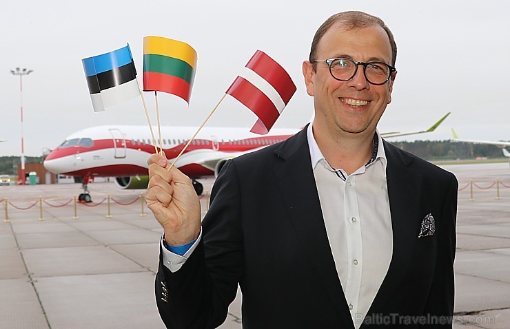 «airBaltic» godina ar 3 īpašām lidmašīnām Baltijas ceļa 30. gadadienu 262810