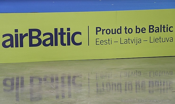 «airBaltic» godina ar 3 īpašām lidmašīnām Baltijas ceļa 30. gadadienu 262823
