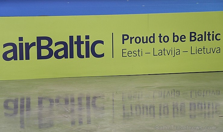 «airBaltic» godina ar 3 īpašām lidmašīnām Baltijas ceļa 30. gadadienu