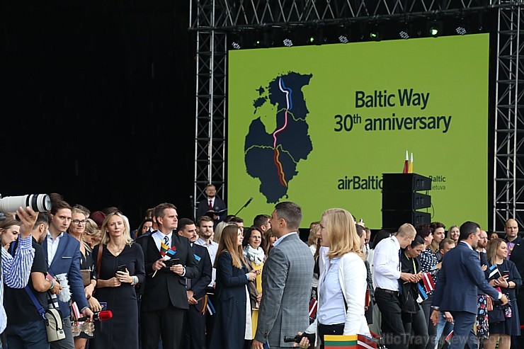 «airBaltic» godina ar 3 īpašām lidmašīnām Baltijas ceļa 30. gadadienu