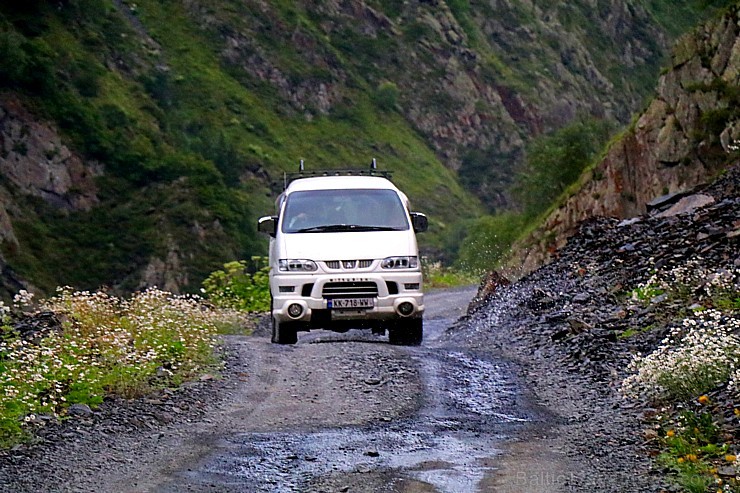 Travelnews.lv ar 4x4 mikroautobusu dodas Kaukāza kalnu maršrutā Datvijvari - Kistani - Khevsureti. Atbalsta: Georgia.Travel 262899