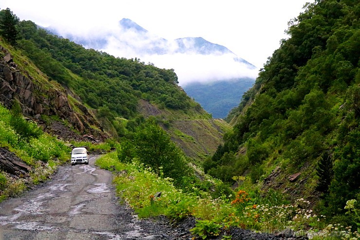 Travelnews.lv ar 4x4 mikroautobusu dodas Kaukāza kalnu maršrutā Datvijvari - Kistani - Khevsureti. Atbalsta: Georgia.Travel 262900