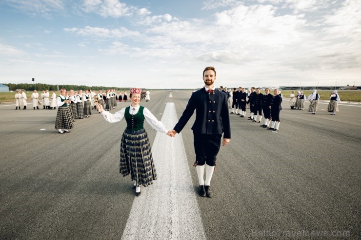 Lidostā Rīga vairāk nekā 100 dejotāju uz lidostas skrejceļa izdejoja vienu no cēlākajām latviešu nacionālajām dejām – Gatves deju 262932