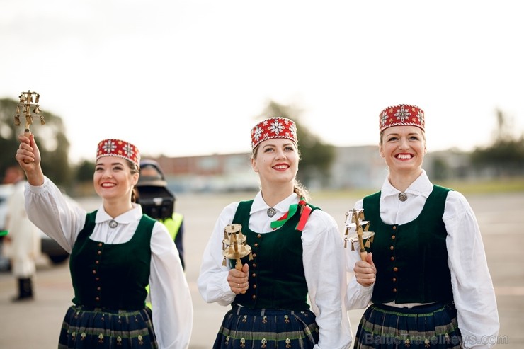 Lidostā Rīga vairāk nekā 100 dejotāju uz lidostas skrejceļa izdejoja vienu no cēlākajām latviešu nacionālajām dejām – Gatves deju 262934