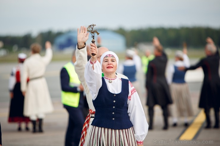 Lidostā Rīga vairāk nekā 100 dejotāju uz lidostas skrejceļa izdejoja vienu no cēlākajām latviešu nacionālajām dejām – Gatves deju 262935