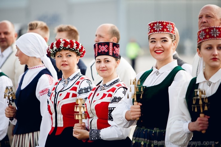 Lidostā Rīga vairāk nekā 100 dejotāju uz lidostas skrejceļa izdejoja vienu no cēlākajām latviešu nacionālajām dejām – Gatves deju 262936