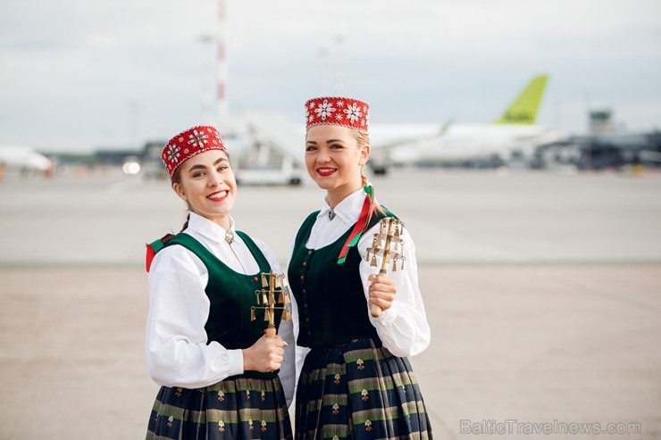 Lidostā Rīga vairāk nekā 100 dejotāju uz lidostas skrejceļa izdejoja vienu no cēlākajām latviešu nacionālajām dejām – Gatves deju 262937