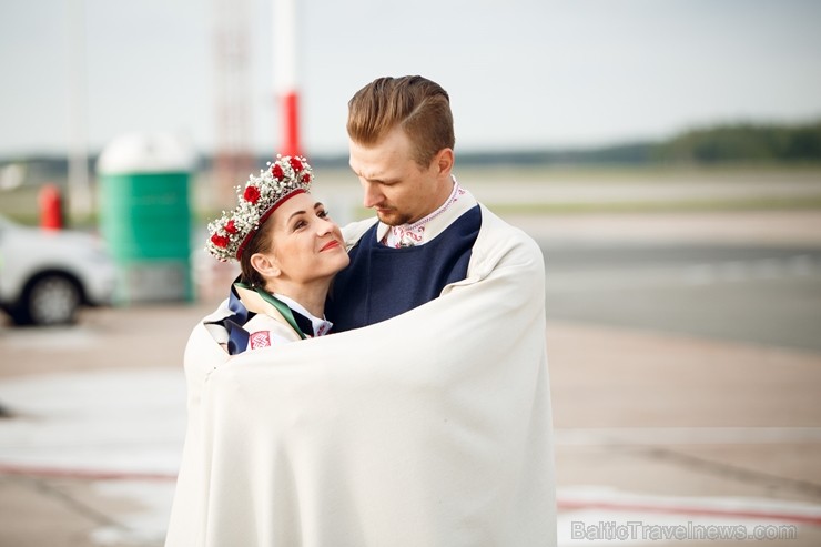 Lidostā Rīga vairāk nekā 100 dejotāju uz lidostas skrejceļa izdejoja vienu no cēlākajām latviešu nacionālajām dejām – Gatves deju 262938