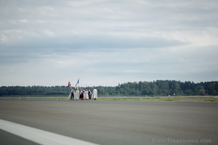 Lidostā Rīga vairāk nekā 100 dejotāju uz lidostas skrejceļa izdejoja vienu no cēlākajām latviešu nacionālajām dejām – Gatves deju 262939