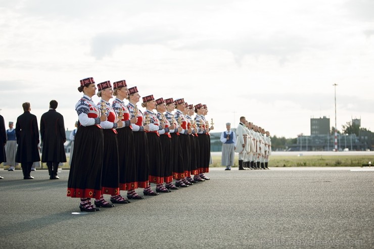 Lidostā Rīga vairāk nekā 100 dejotāju uz lidostas skrejceļa izdejoja vienu no cēlākajām latviešu nacionālajām dejām – Gatves deju 262940