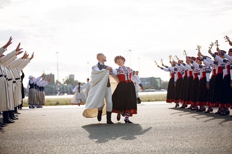 Lidostā Rīga vairāk nekā 100 dejotāju uz lidostas skrejceļa izdejoja vienu no cēlākajām latviešu nacionālajām dejām – Gatves deju 262941