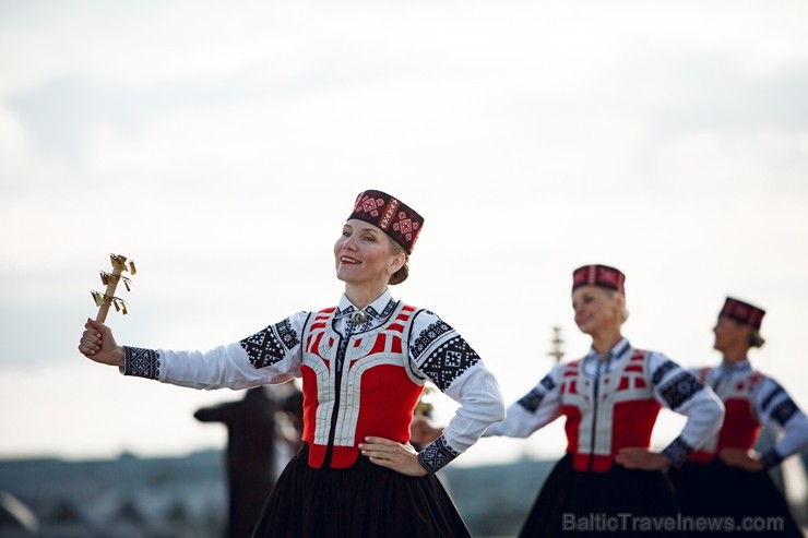 Lidostā Rīga vairāk nekā 100 dejotāju uz lidostas skrejceļa izdejoja vienu no cēlākajām latviešu nacionālajām dejām – Gatves deju 262943