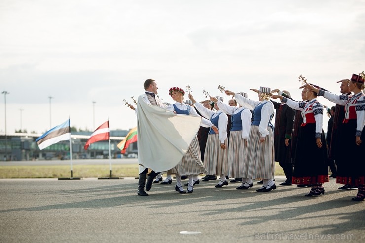 Lidostā Rīga vairāk nekā 100 dejotāju uz lidostas skrejceļa izdejoja vienu no cēlākajām latviešu nacionālajām dejām – Gatves deju 262944