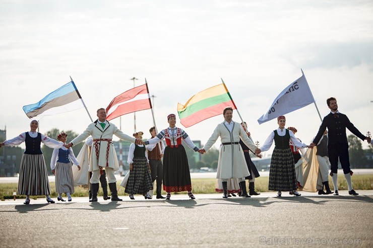 Lidostā Rīga vairāk nekā 100 dejotāju uz lidostas skrejceļa izdejoja vienu no cēlākajām latviešu nacionālajām dejām – Gatves deju 262947